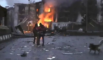Un edificio en llamas después de un bombardeo ruso sobre la localidad ucraniana de Borodyanka, cerca de Kiev.
