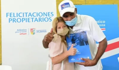 La Gobernadora Elsa Noguera presidiendo la entrega de títulos.