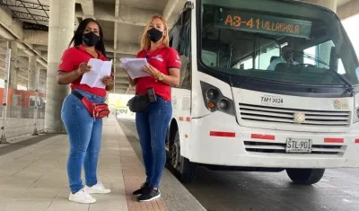 Mónica Vargas y Yirley Cantillo, despachadoras de Transmetro