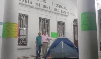 En una carpa protestan frente a Registraduría.