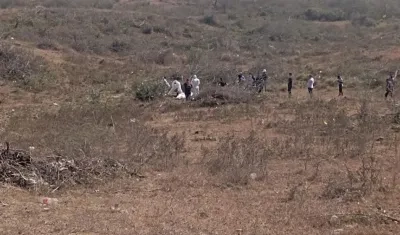 Las autoridades en plena diligencia.