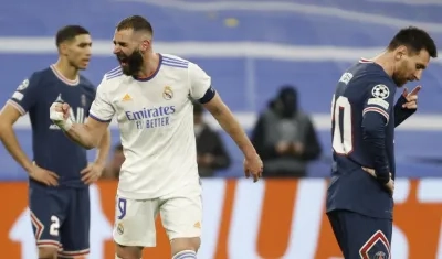 Karin Benzema festeja ante el desconsuelo de Lionel Messi. 