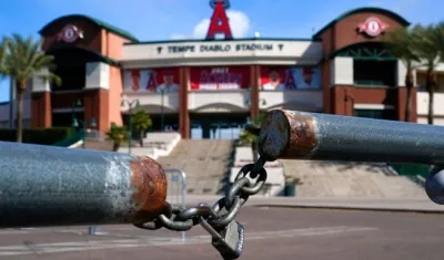 Un estadio todavía con candado. 
