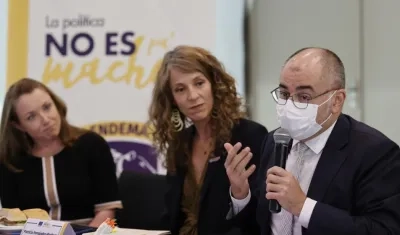 El embajador de la Unión Europea (UE) en Colombia, Gilles Bertrand (d), habla junto a la embajadora de Irlanda, Fiona Nic Dhonnacha (i), y la representante Adjunta de ONU Mujeres, Patricia Fernández-Pacheco (c).