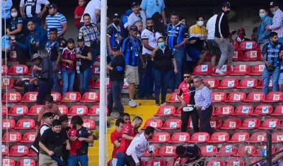 Momentos de la trifulca entre hinchas. 
