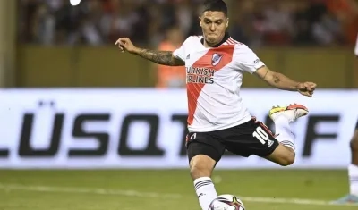 Juan Fernando Quintero patea el tiro penal. 