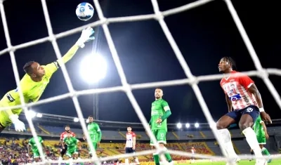 Espectacular atajada del arquero Sergio Román ante un cabezazo de Miguel Ángel Borja.