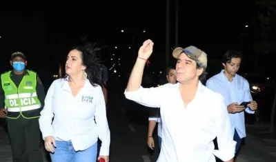 La senadora María Fernanda Cabal con el candidato a la consulta Equipo por Colombia.