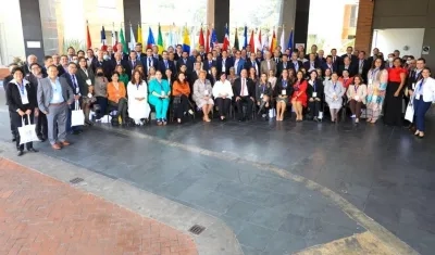 Los delegados de las misiones internacionales.