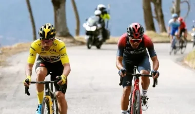 Primoz Roglic en mano a mano con Daniel Felipe Martínez. 