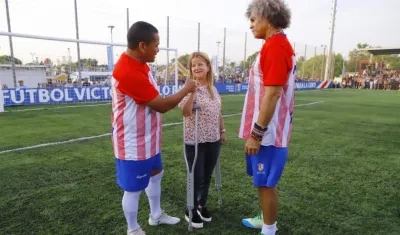 El Pibe Valderrama acompañó a la gobernadora Elsa Noguera a la entrega del estadio en Suan que lleva el nombre de Víctor Pacheco.