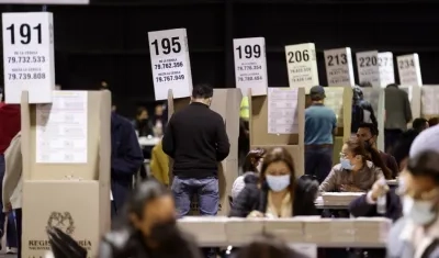 Un grupo de ciudadanos ejercen su derecho al voto en Corferias, uno de los principales puestos de votación del país, hoy en Bogotá (Colombia). 