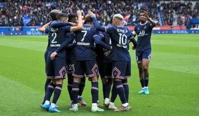 Jugadores del PSG celebra el gol de Kylian Mbappé.