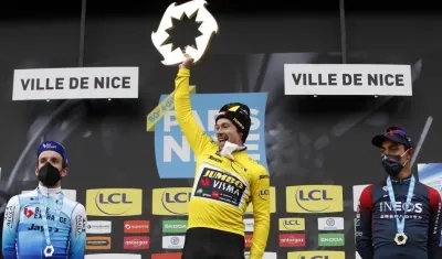 Primoz Roglic sostiene el trofeo de campeón de la París Niza. 