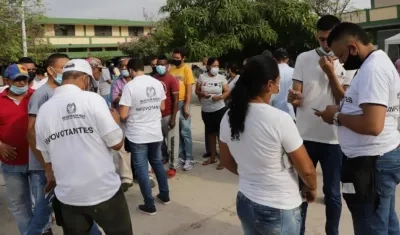 Funcionarios de Registraduría y los votantes.