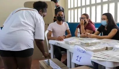 Una ciudadana ejerciendo el derecho al voto.