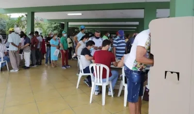Ciudadanos votando en Barranquilla.