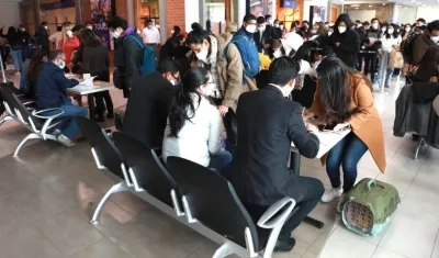 Autoridades atendiendo a los ciudadanos que llegaron a Quito.