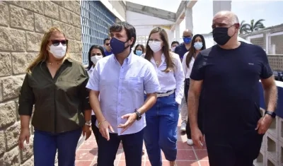 Secretaria de Educación, Bibiana Rincón; el alcalde Jaime Pumarejo y el COO de Tecnoglass, Christian Daes.