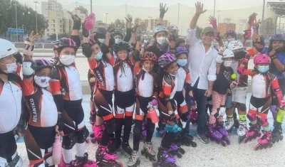 El exprecandidato Alex Char con un grupo de niños deportistas.