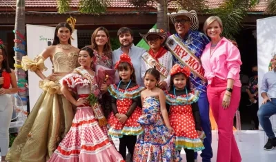 La monarquía carnavalera, con el alcalde Jaime Pumarejo.