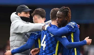 Thomas Tuchel, entrenador del Chelsea, celebra con sus jugadores. 