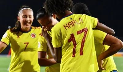 Jugadoras de Colombia celebran un gol. 