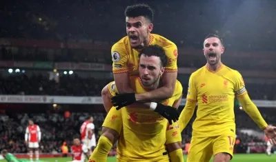Luis Díaz celebra con Jota tras el primer gol. 