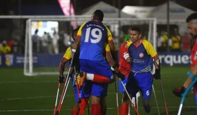 Jugadores de Colombia celebran un gol. 