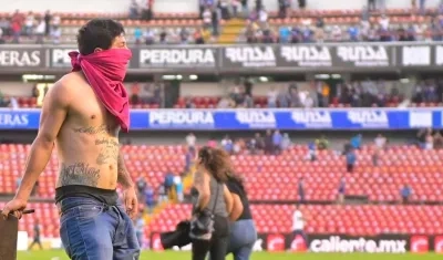 Uno de los hinchas que invadieron la cancha ese día. 