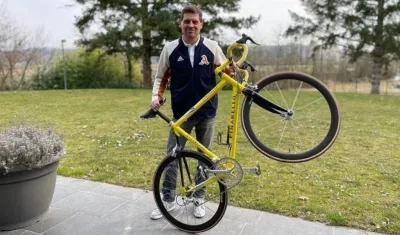 Jan Ullrich con la bicicleta a subastar. 