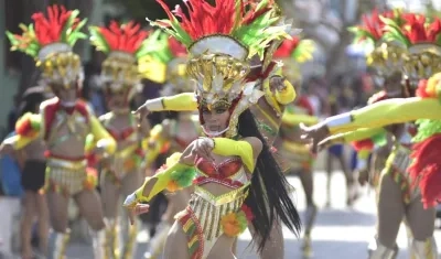 Fusión Caribe Juvenil participando en el desfile.