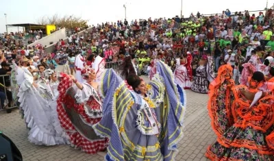 Las diferentes reinas deleitando al público.