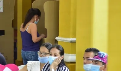 Ciudadanos participando en la jornada democrática.