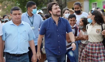 El Alcalde Jaime Pumarejo y el Secretario de Obras Rafael Lafont, recorriendo los tramos viales.