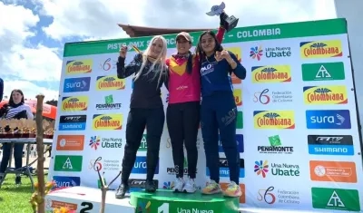 Sharid Fayad compartiendo podio con Mariana Pajón y Vineta Peterson de Latvia.