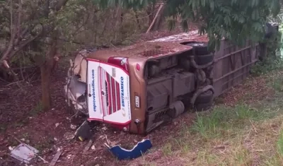 El bus accidentando tras salirse de la carretera. 