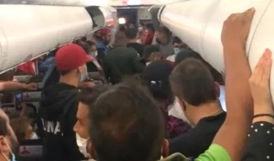 Pasajeros discutiendo con los borrachos.