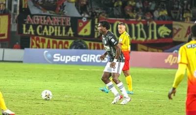 Didier Moreno controlando el balón en una acción del partido.