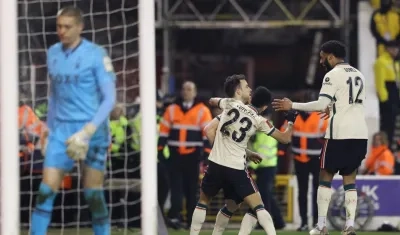 Diogo Jota celebra con Luis Díaz el gol de la clasificación. 