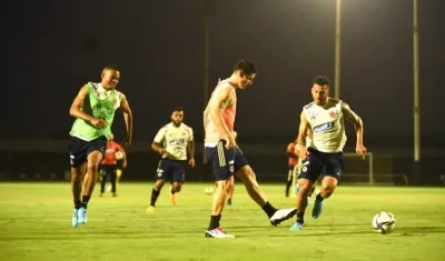 Jugadores de la Selección Colombia durante el entrenamiento de esta noche.