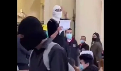 Encapuchados en la Catedral Primada.