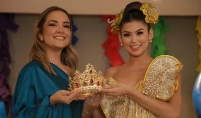Valeria Charris, reina del Carnaval de Barranquilla, recibe una corona de Lina González Palmett.