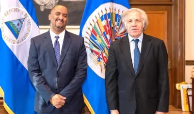 El Embajador Arturo McFields Yescas con el Secretario General de la OEA Luis Almagro.