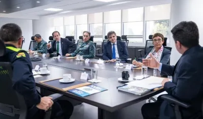 La directora general de la Guardia Civil española, María Gámez (2d) y el ministro de Defensa de Colombia, Diego Molano (d) hoy, en Bogotá.