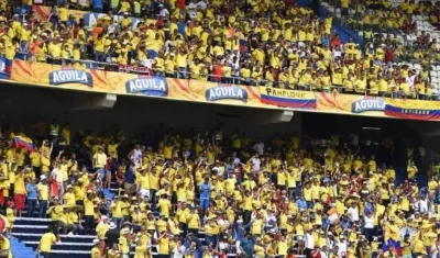 Hinchas de Colombia en la tribuna norte. 