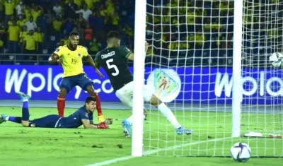 Miguel Ángel Borja en una acción de gol que fue invalidada.