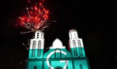 Fuegos artificiales en medio de la celebración.