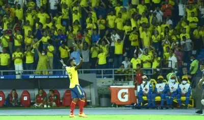 Miguel Ángel Borja celebrando el segundo gol colombiano.
