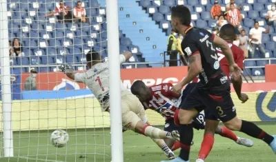 Carmelo Valencia marcando el empate.